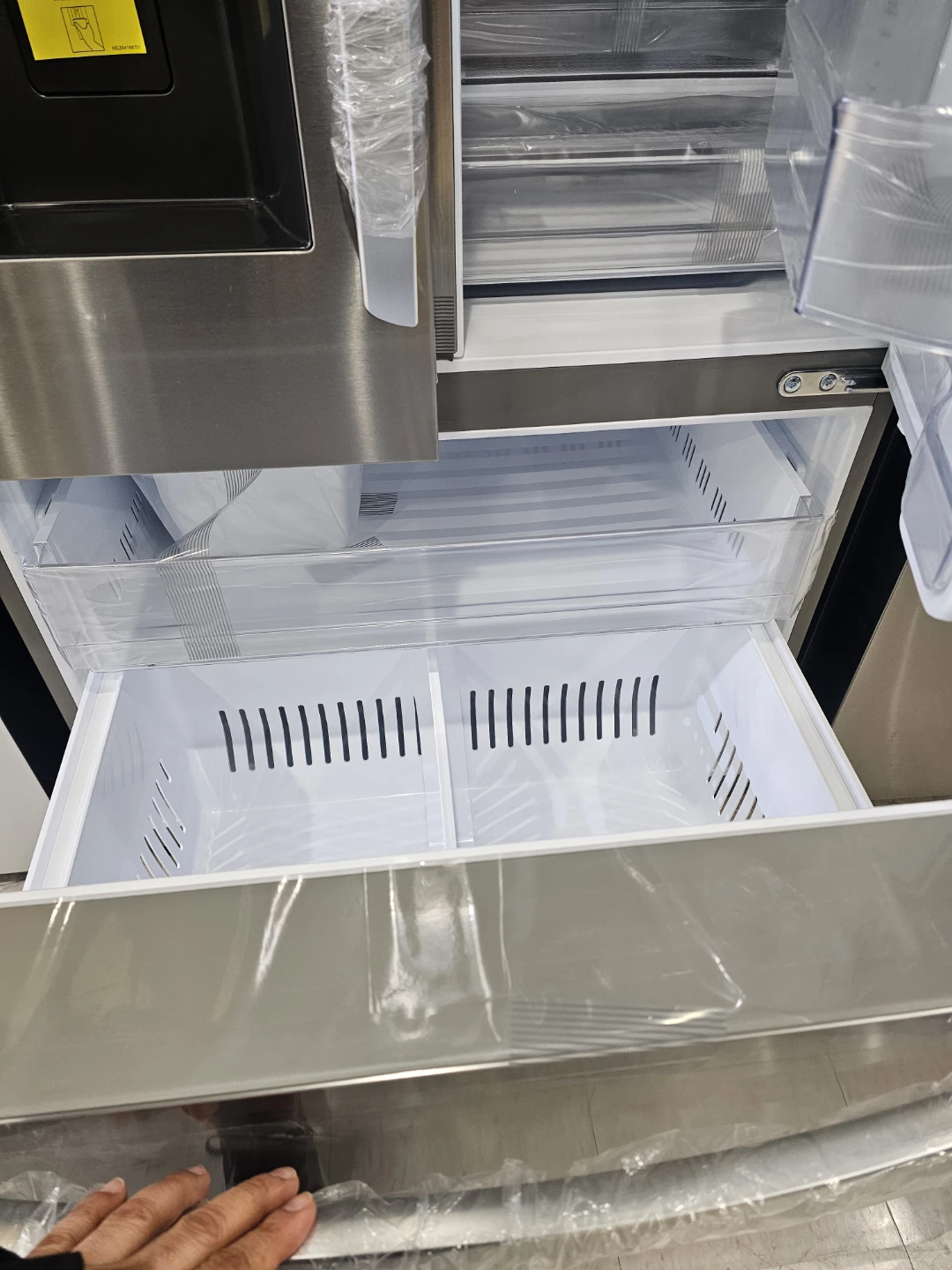 New LG 36in Stainless steel french door refrigerator - photo 3