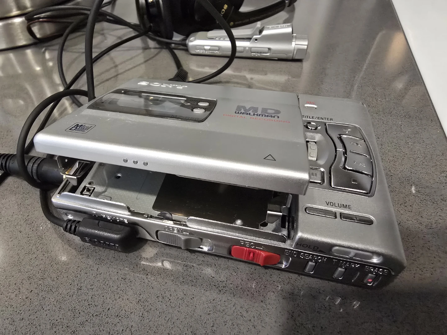 Vintage Sony MZ-R50 MiniDisc Player/Recorder (Silver) - photo 2