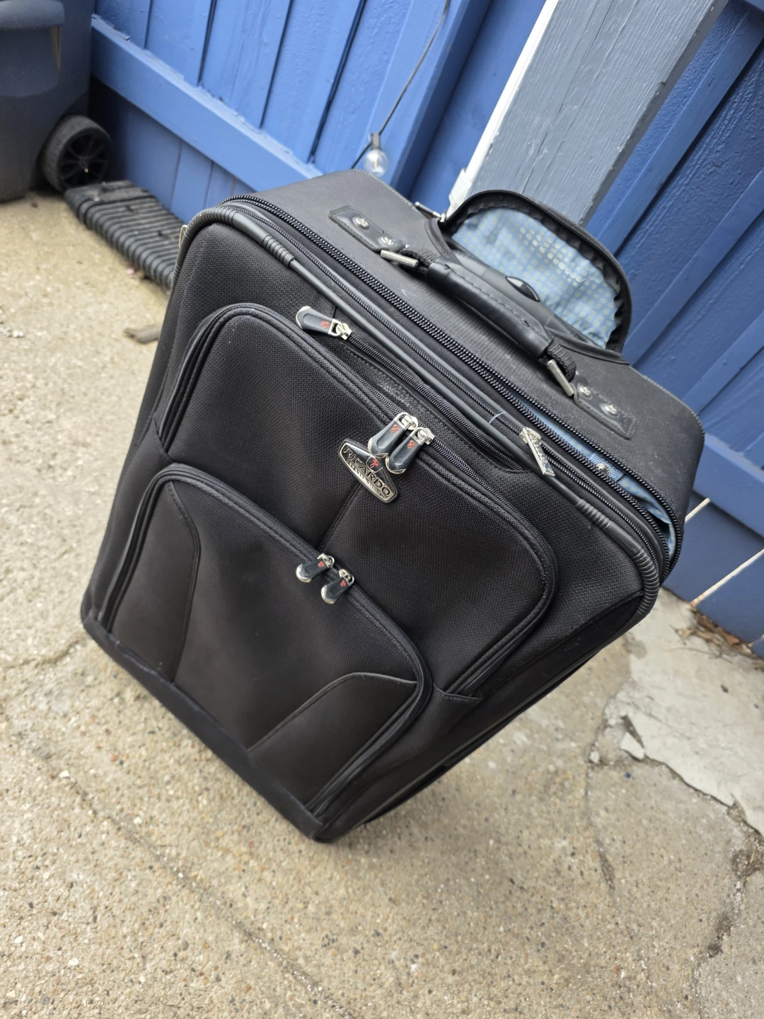 Ricardo Black Rolling Suitcase - photo 2