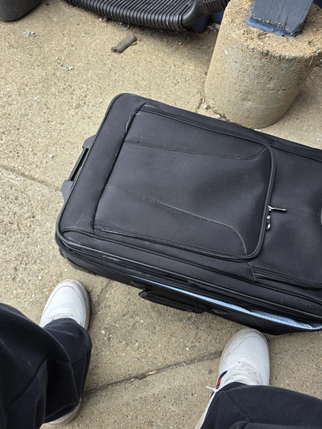 Ricardo Black Rolling Suitcase - photo 4