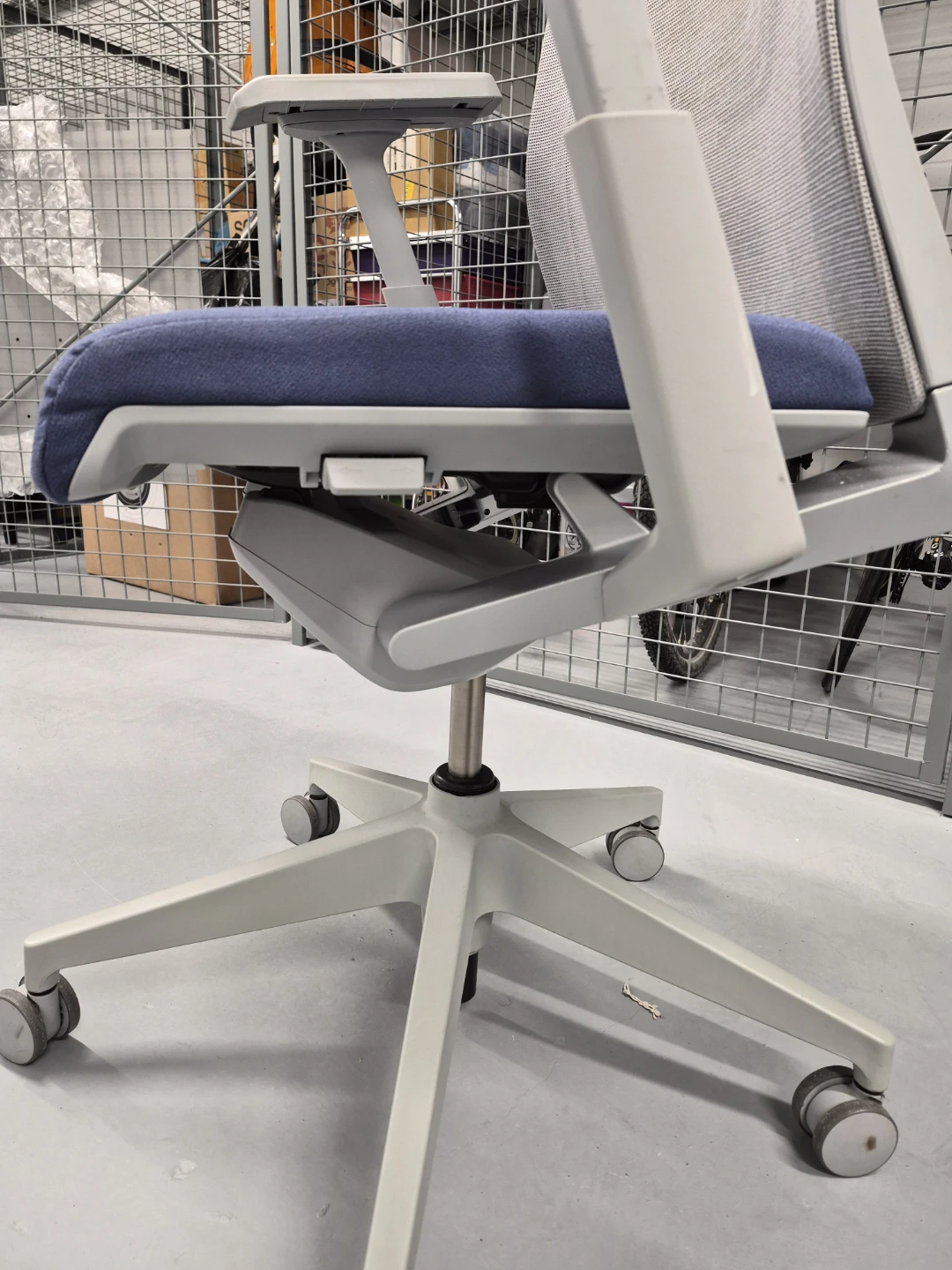Ergonomic Mesh Office Chair - Grey Frame, Blue Seat - photo 3