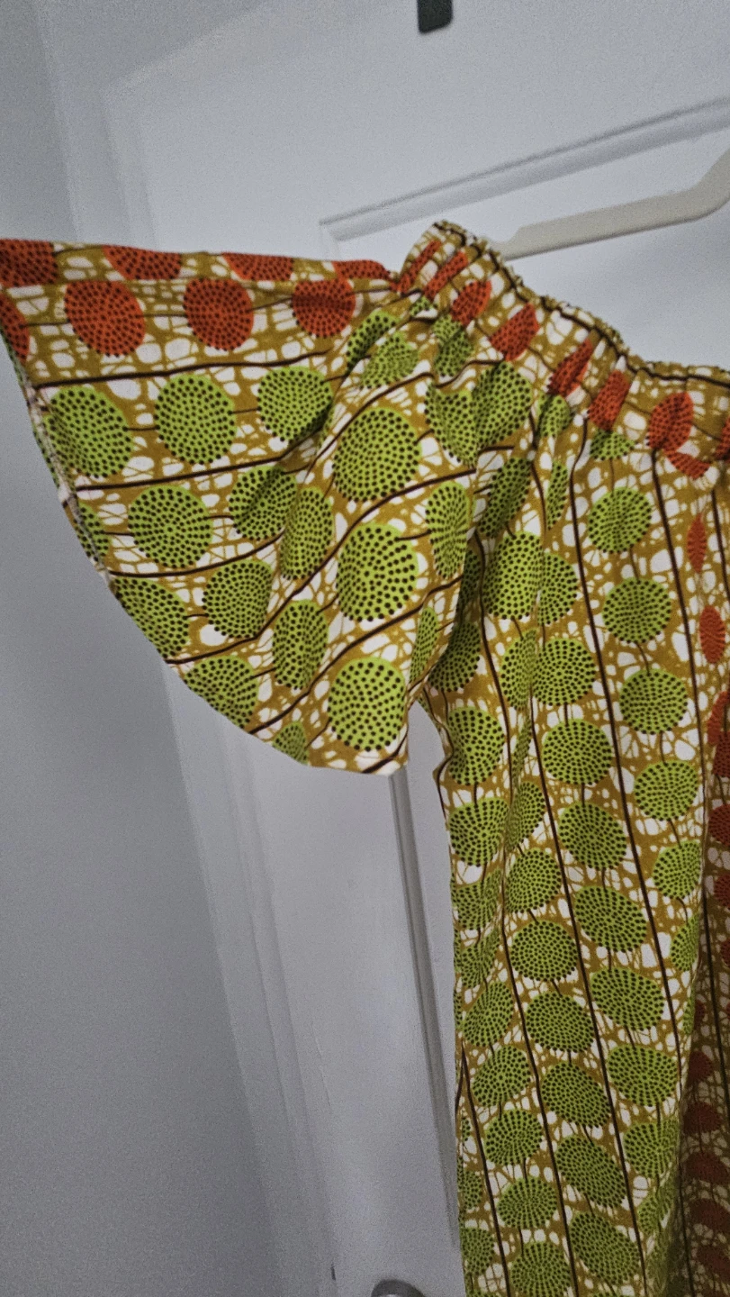 Off-the-shoulder dress with African print - photo 4