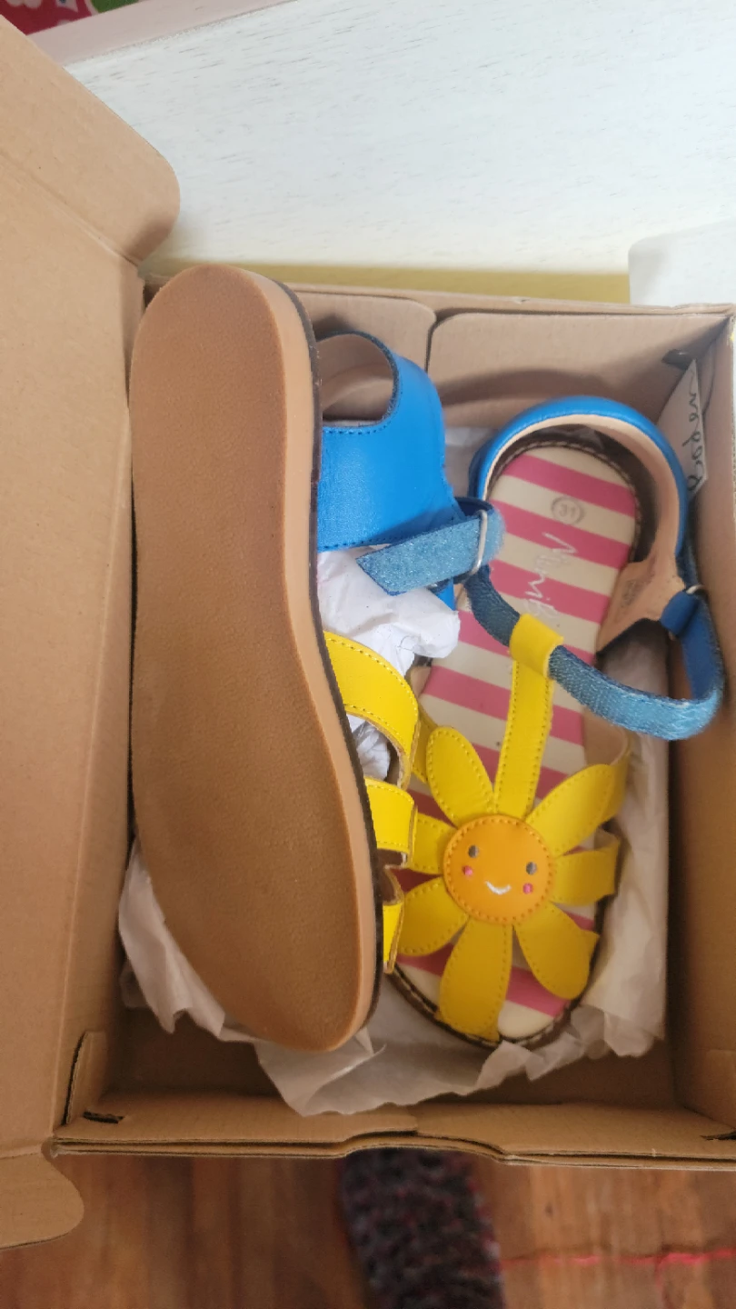 Mini Boden Kids Flower Sandals Size 3 - photo 2