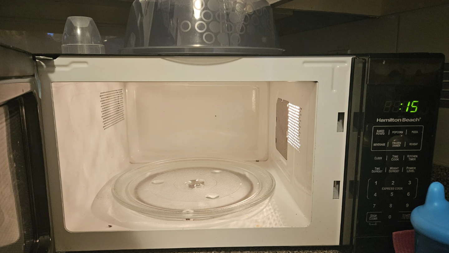 Moving sale - Hamilton Beach Microwave - photo 2