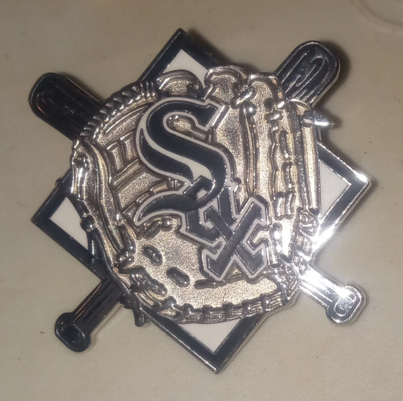 Chicago White Sox Baseball Glove and Bats Lapel Pin