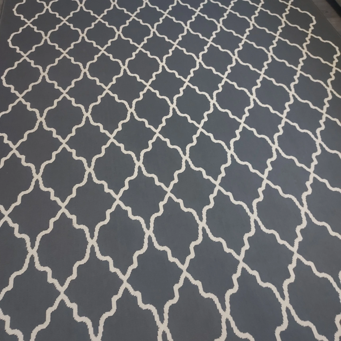 Grey and White Quatrefoil Pattern Area Rug - photo 2