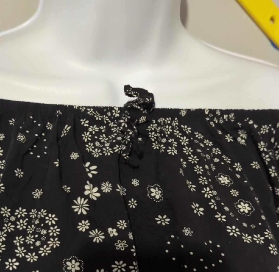 Black off-the-shoulder crop top with white floral print - photo 2