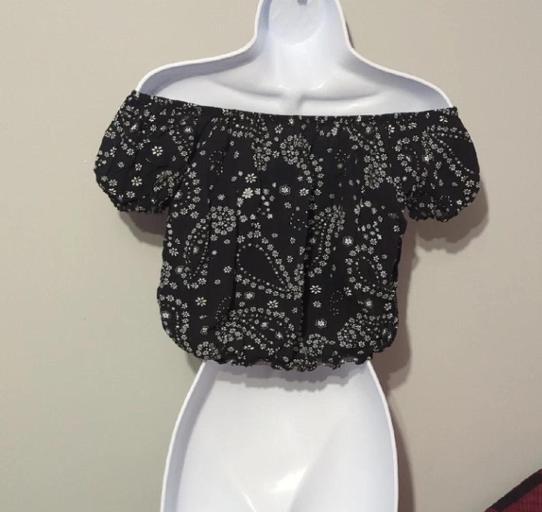 Black off-the-shoulder crop top with white floral print - photo 4