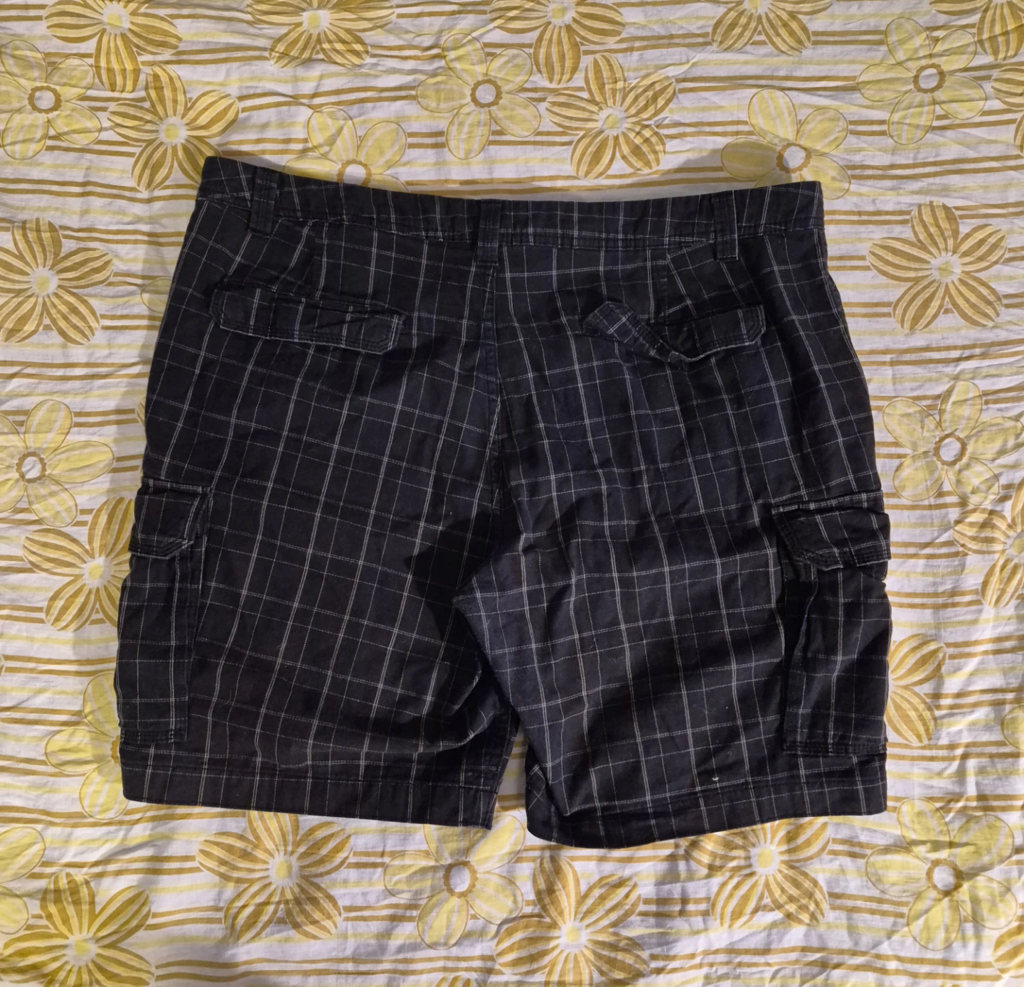 Black and grey plaid cargo shorts - photo 2