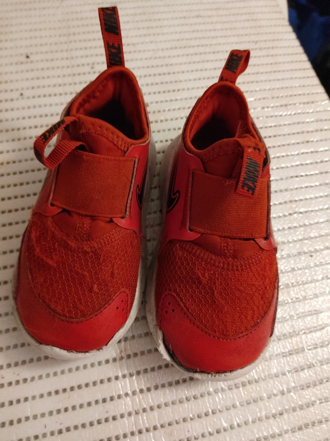 Nike Toddler Red Slip-On Shoes size 6.5 - photo 2