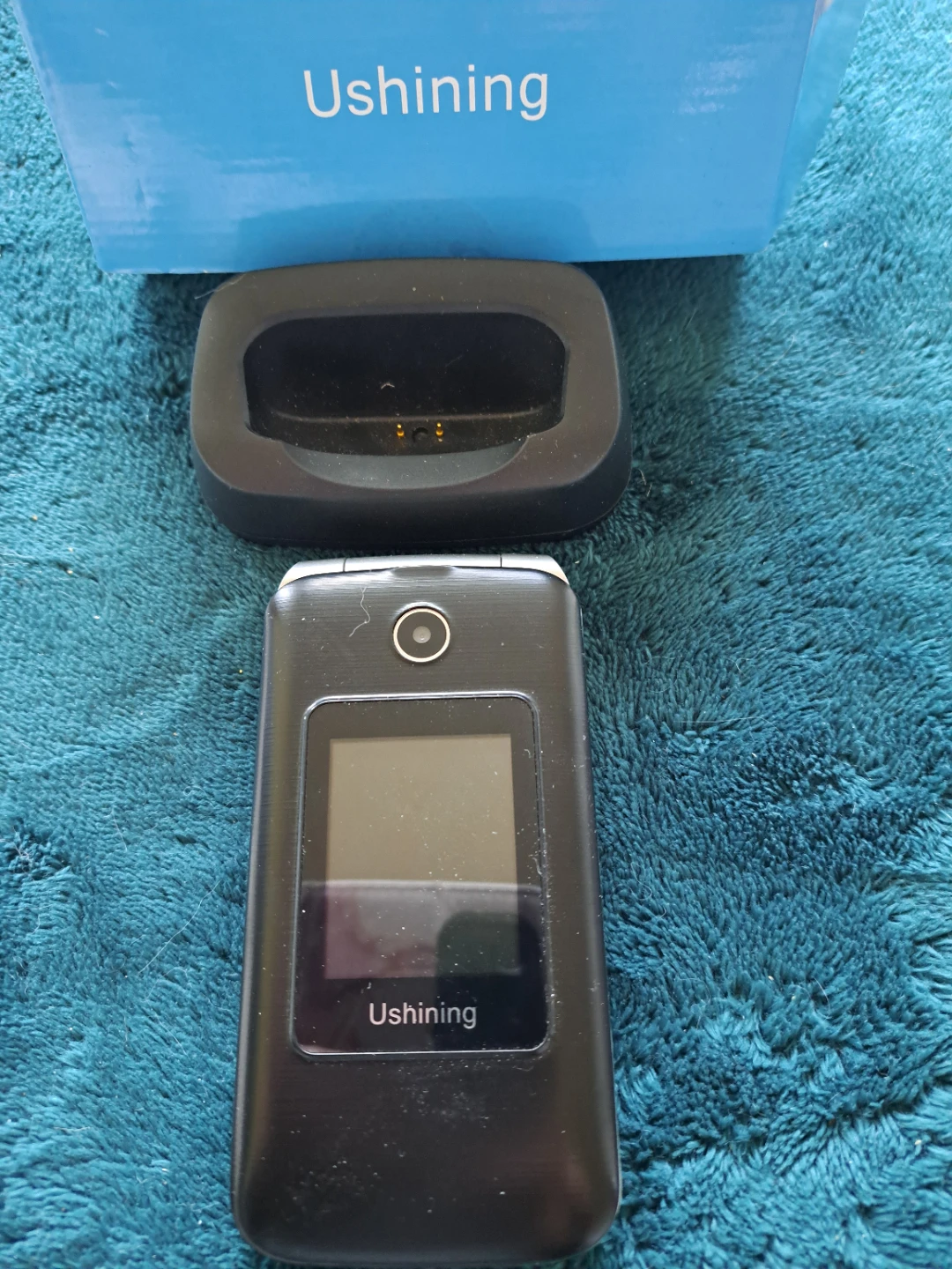 Ushining W2106 Flip Phone - Black