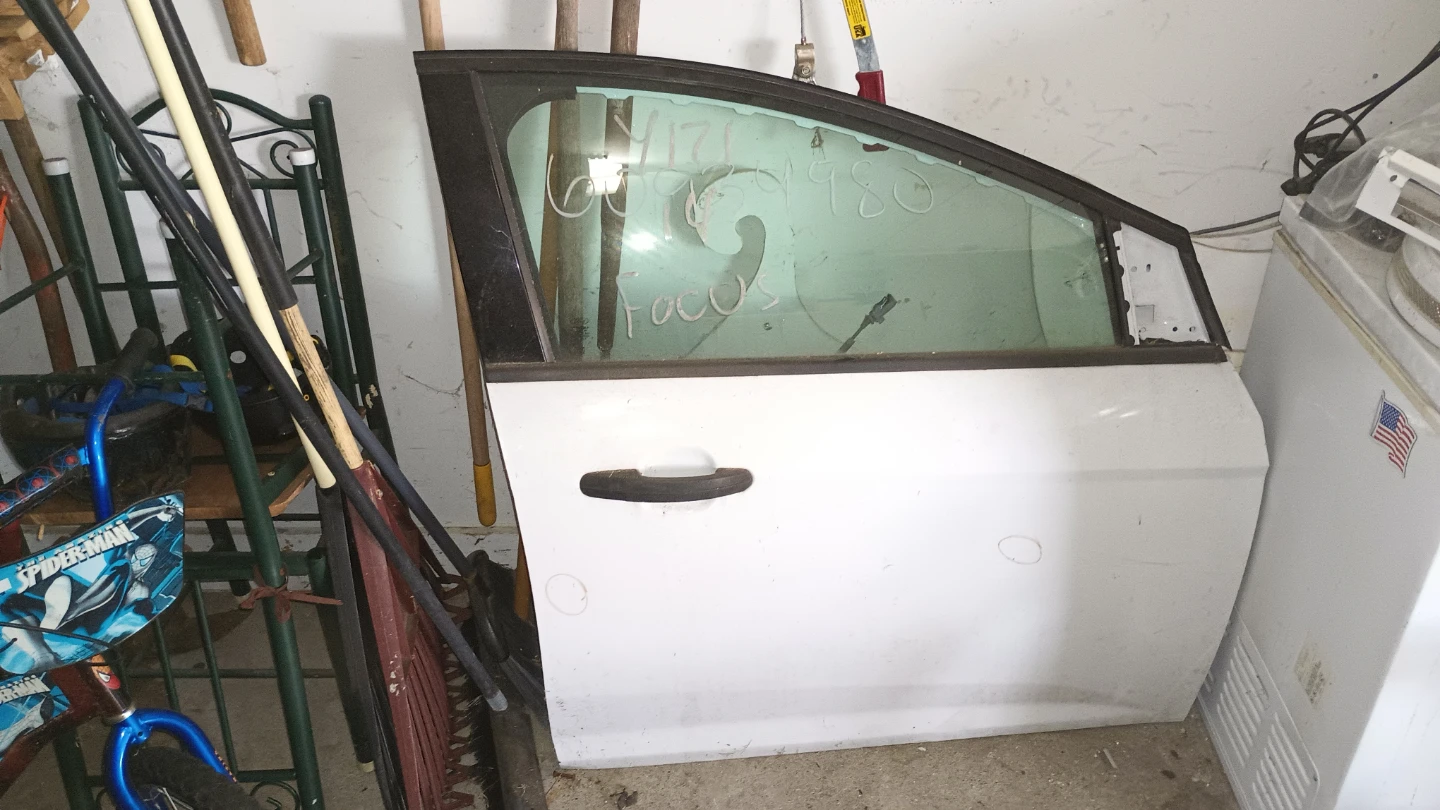 2013 Ford Focus Front Fender RH and Door