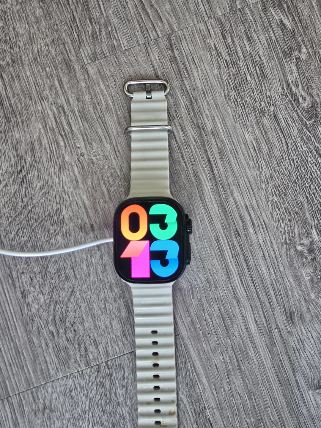 Smartwatch with white band - photo 2