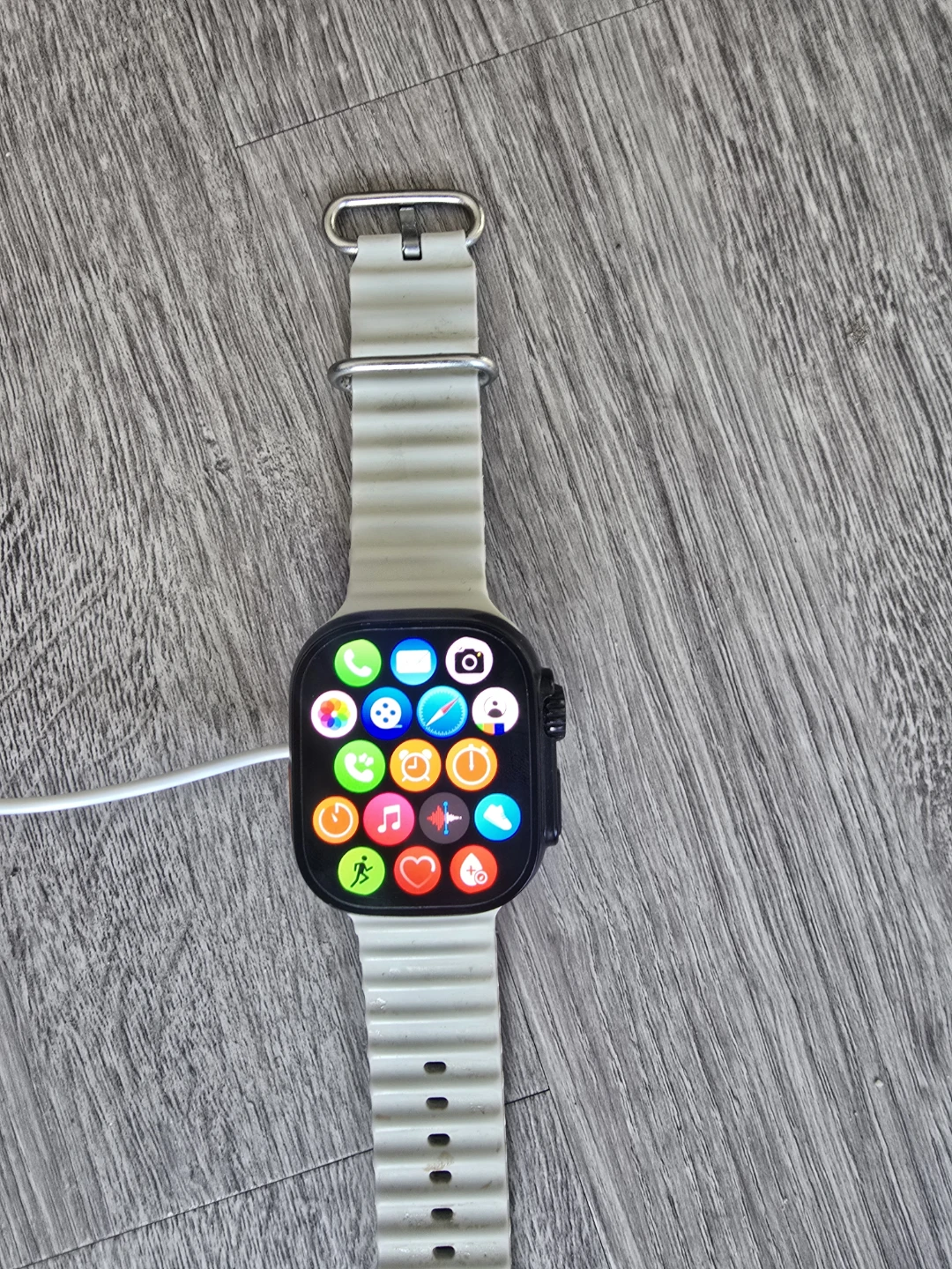 Smartwatch with white band - photo 3