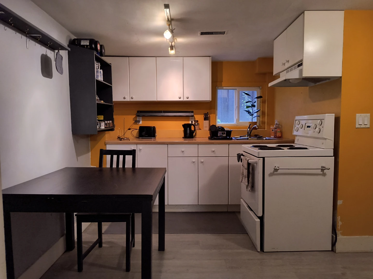Private Room – Commercial Drive  Furnished or Unfurnished - photo 3