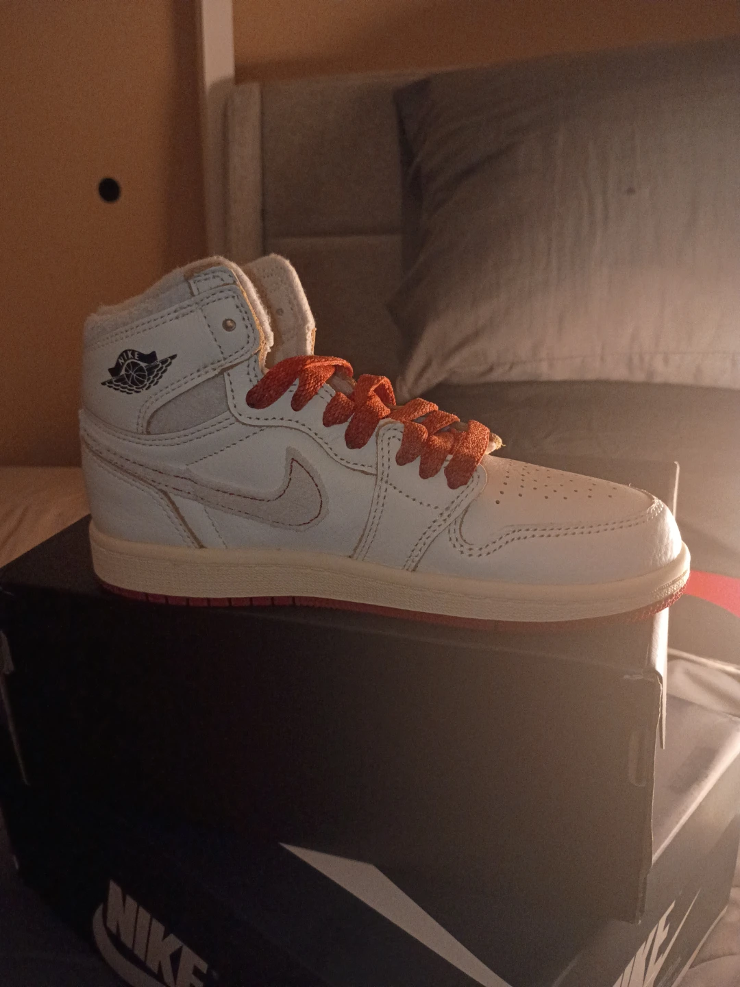 Air Jordan 1 Retro High OG White/Red Sneakers - photo 2