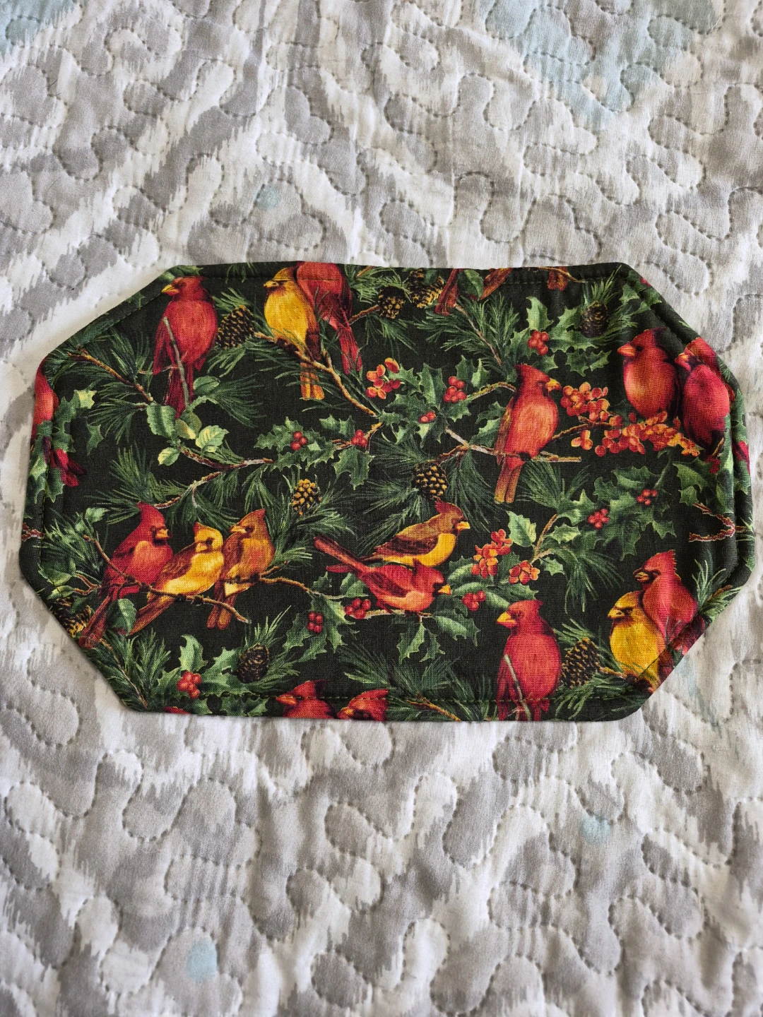 Beautiful 12" x 7 1/2" Table Centre Mat Decor with Cardinals