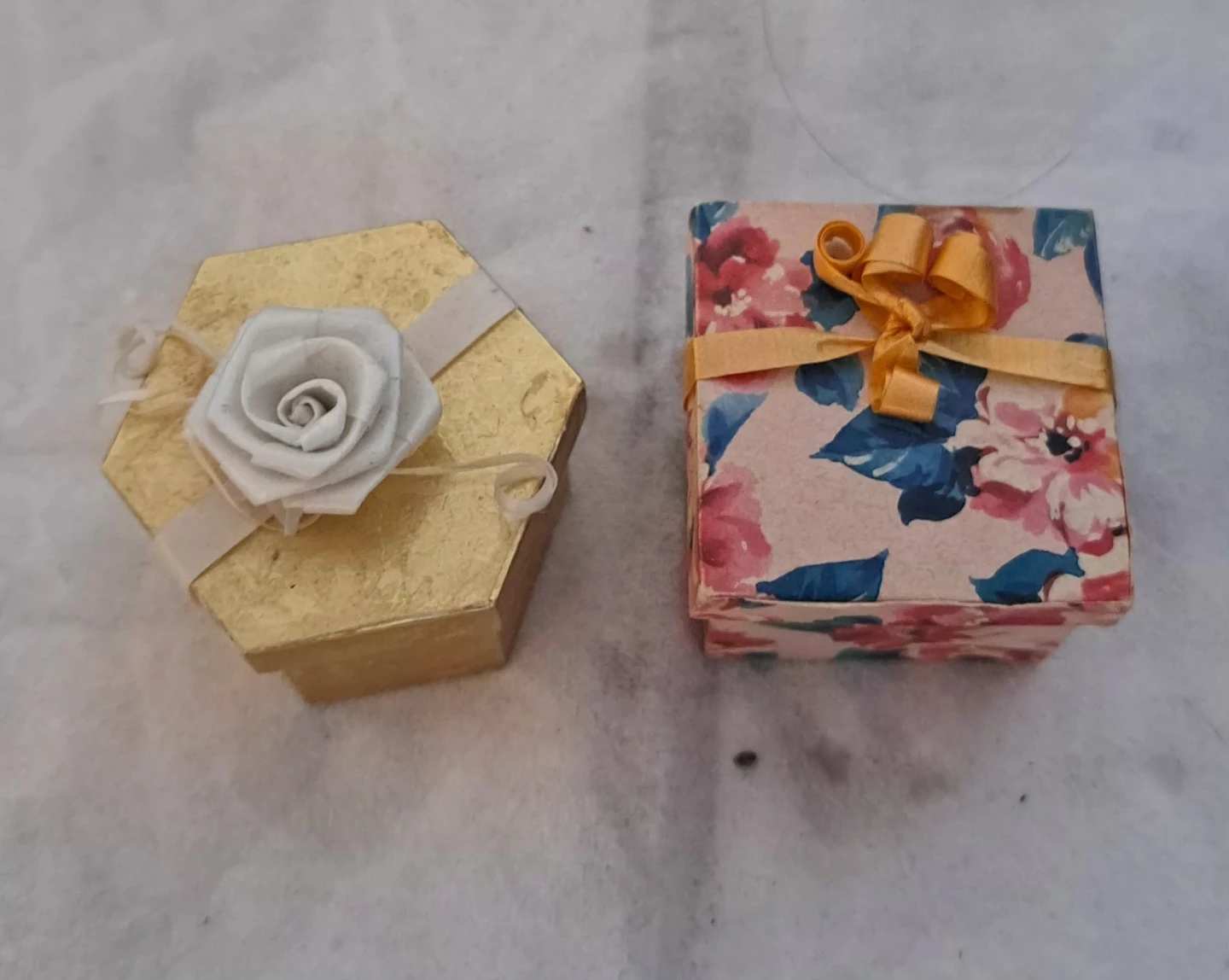 Set of 2 decorative mini gift boxes