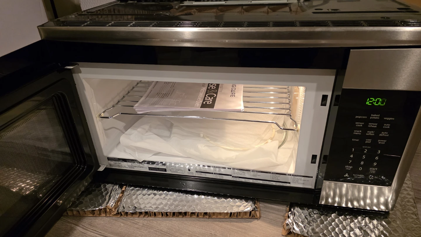 Frigidaire Microwave Oven - photo 3