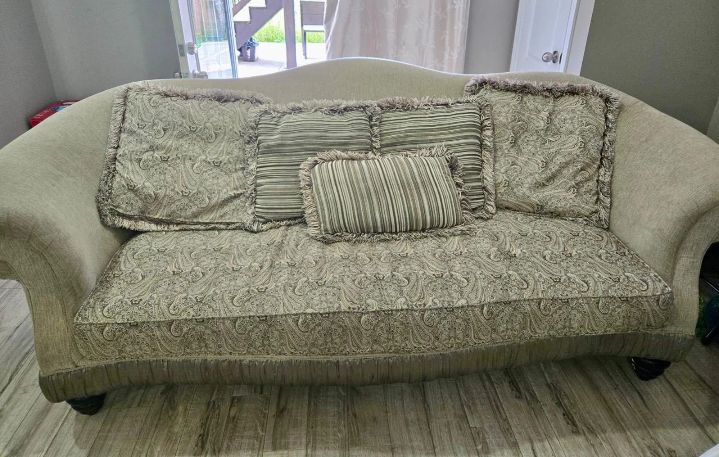 Sofa with decorative pillows - photo 2
