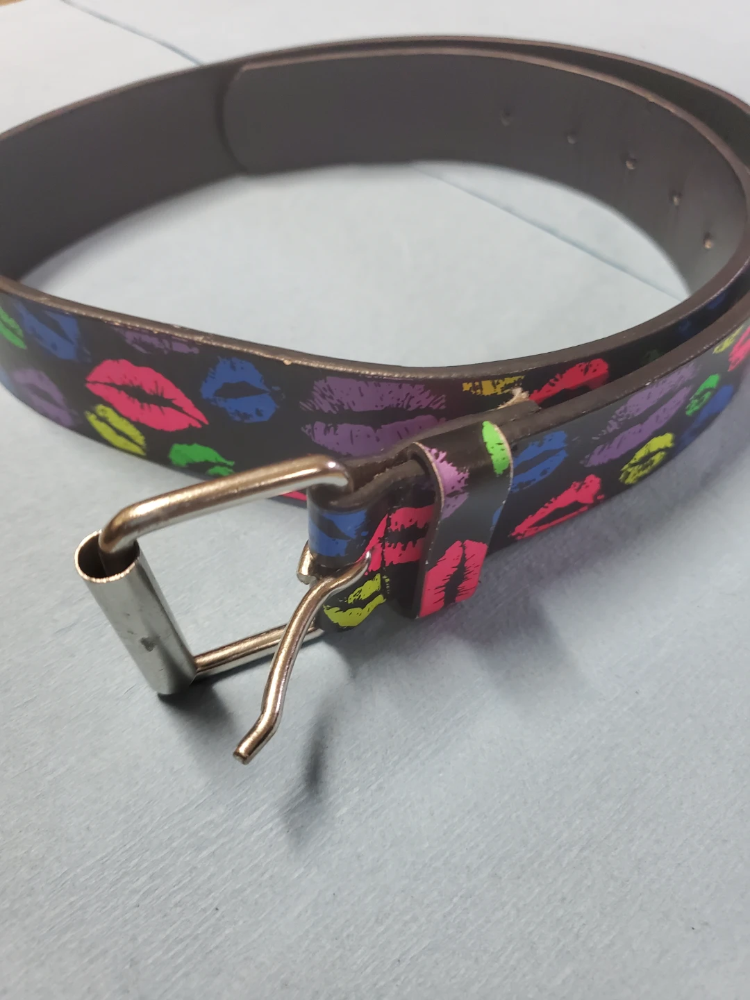 Belt with colourful kiss print