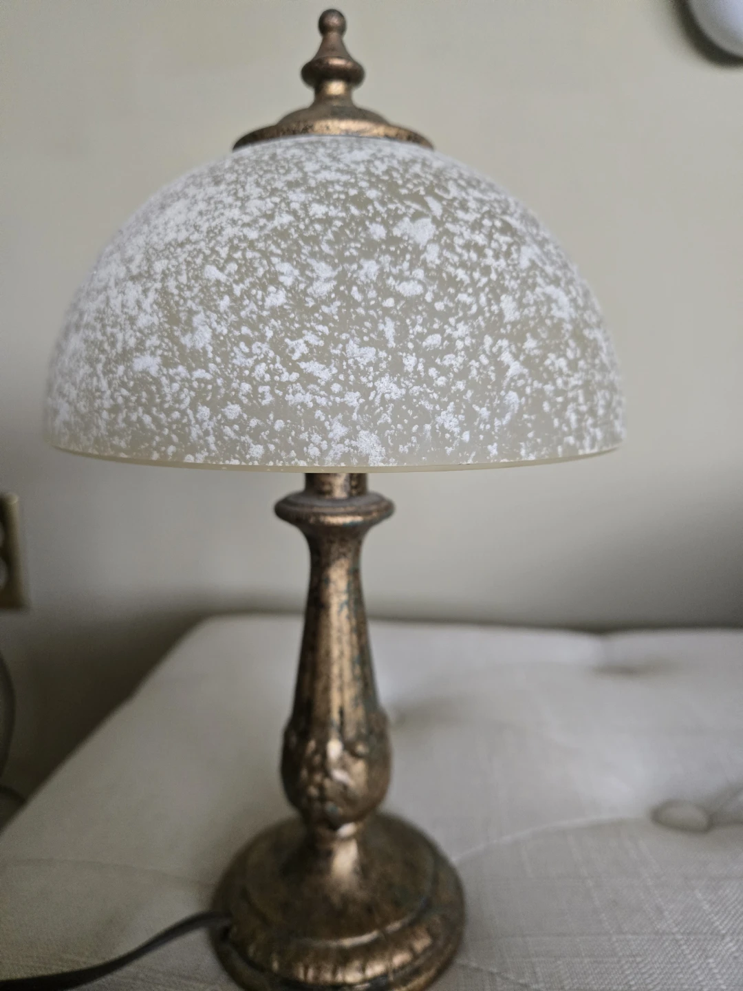 Vintage style lamp with frosted glass shade - photo 3