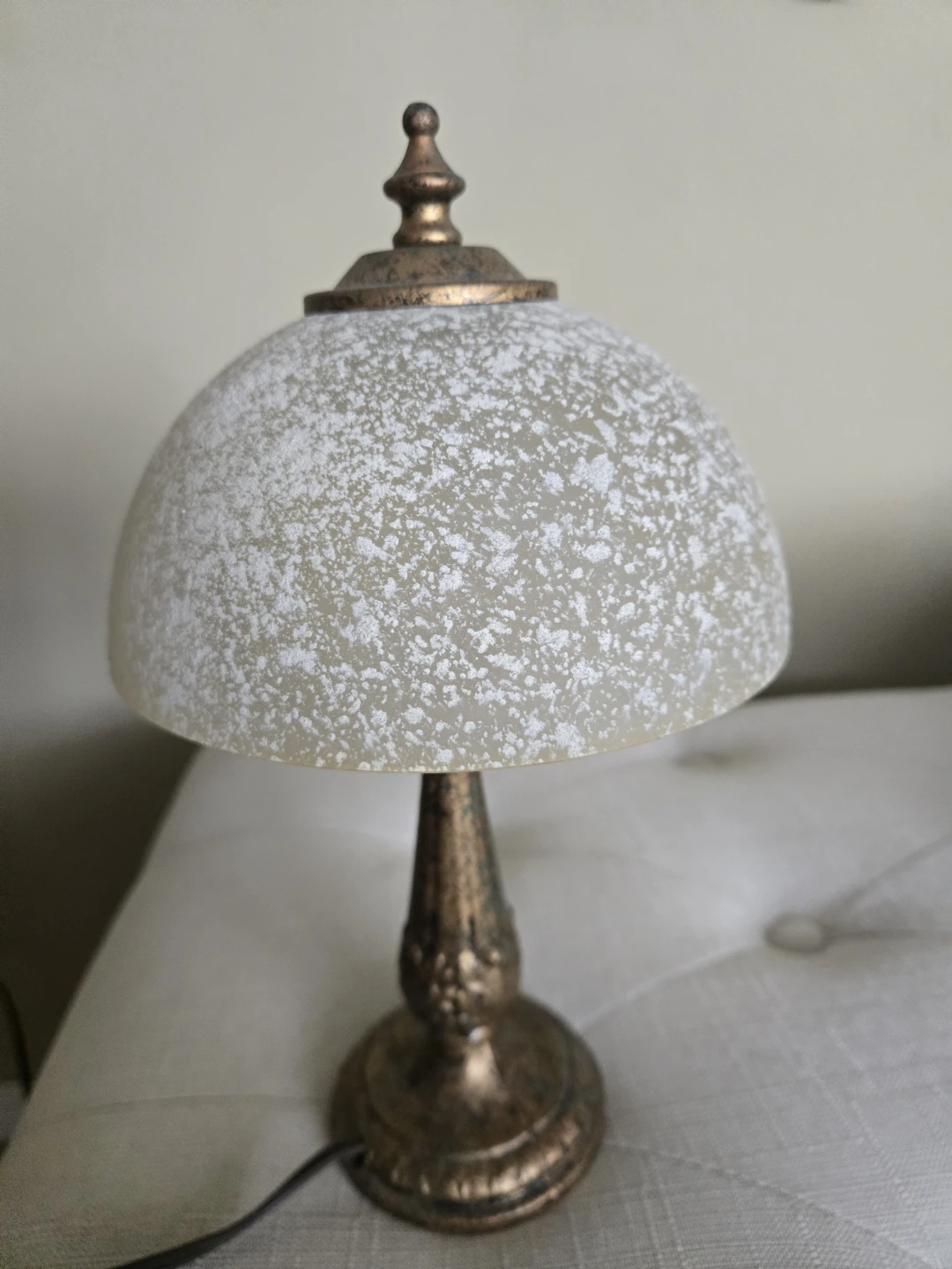 Vintage style lamp with frosted glass shade - photo 4