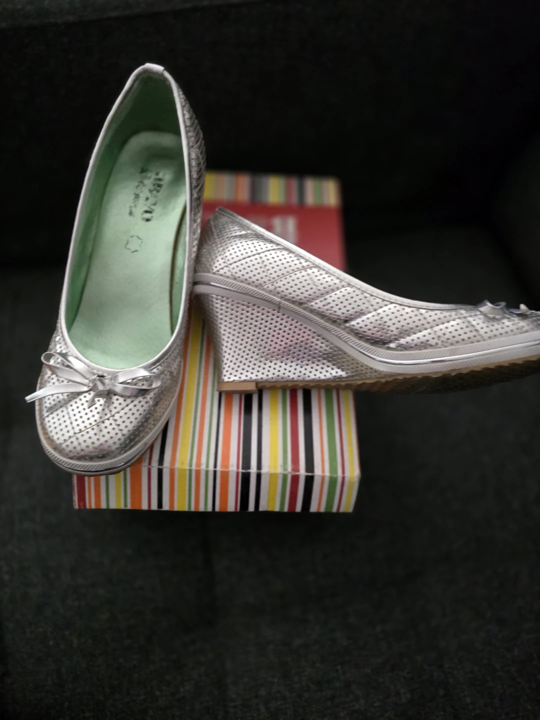 Bravo Woman Silver Wedge Espadrilles size 9 ( fits 8-8 1/2) - photo 3