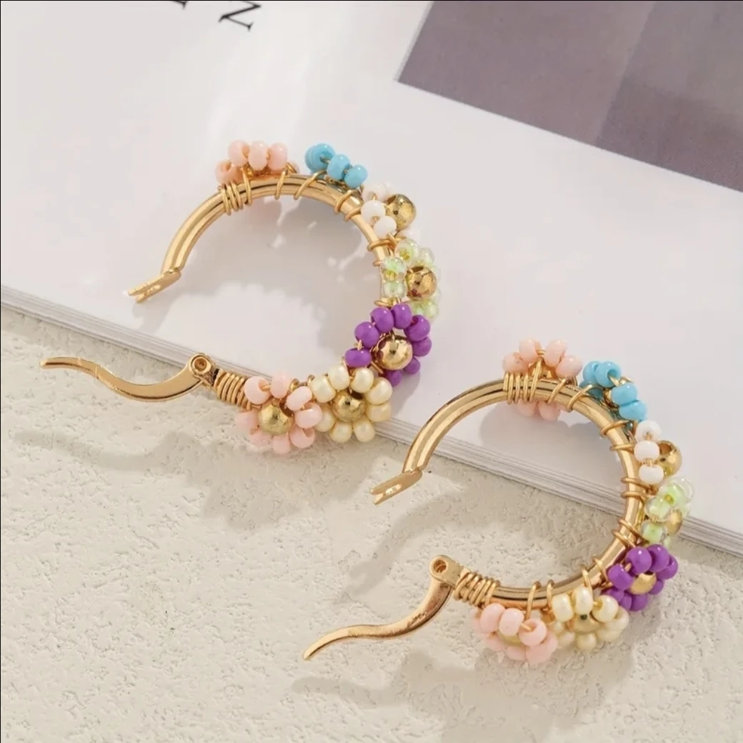 Handmade Beaded Daisy Flower Gold Hoop Earrings - photo 2