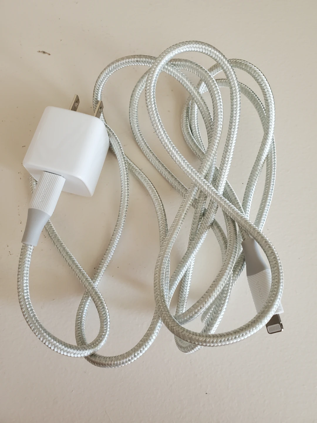 Insignia 20 W USB-C Wall Charger and 6ft Cable 🥕 - photo 3