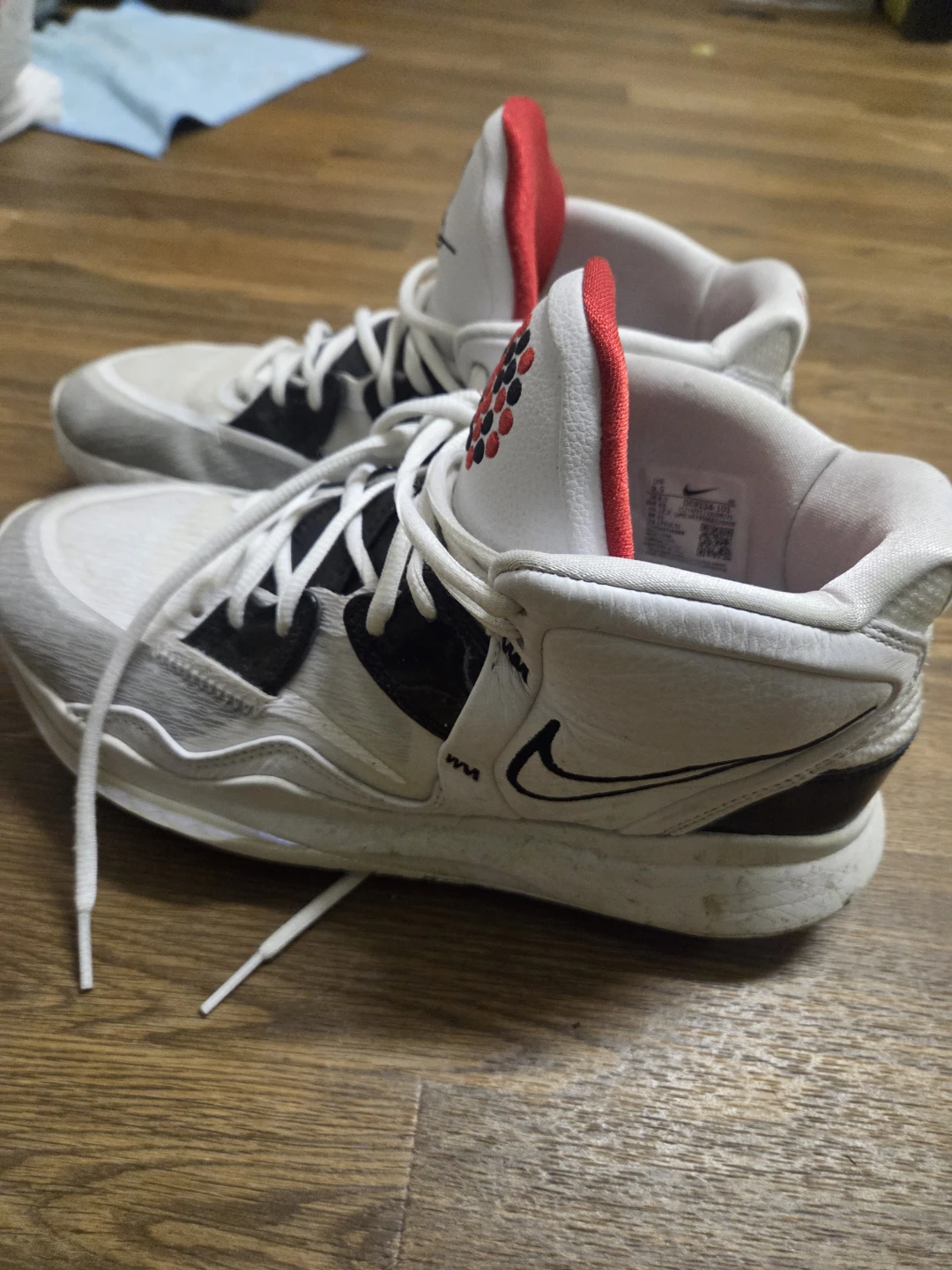 Kyrie.size 9.5 men.