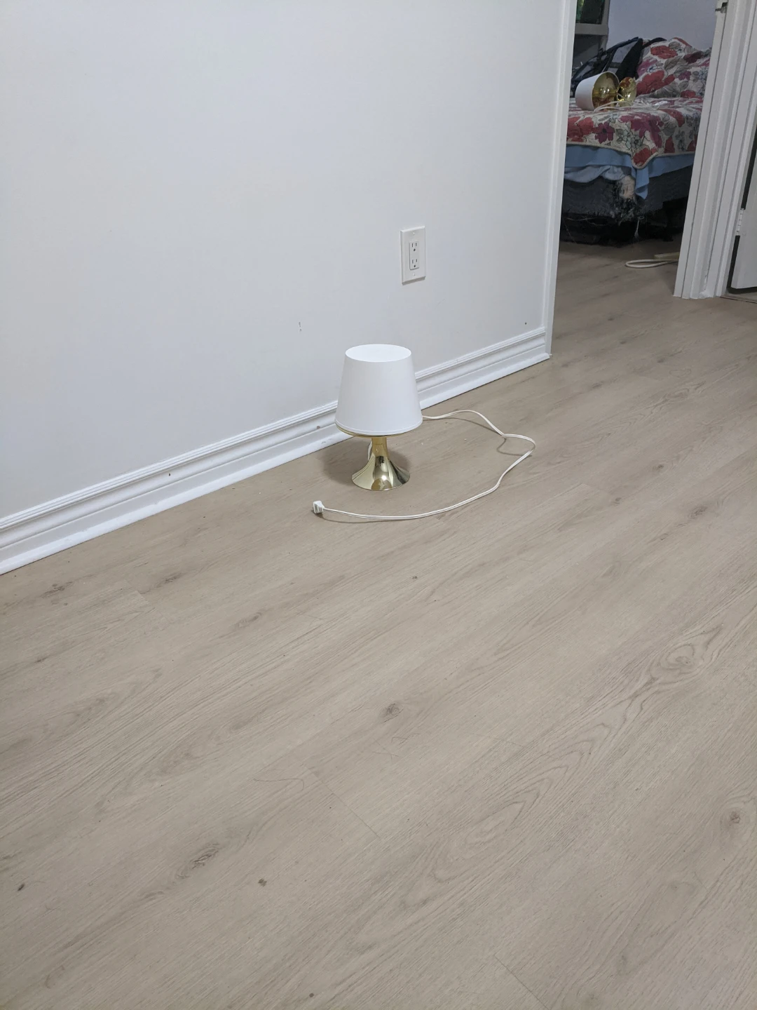 Small white table lamp - photo 4