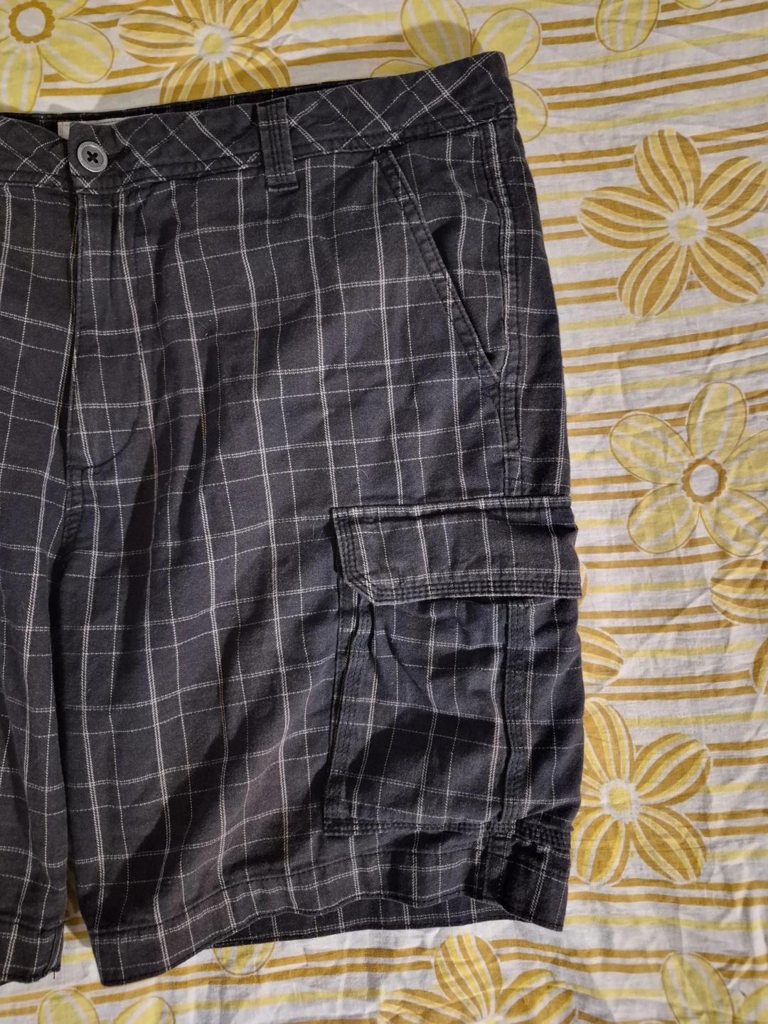 Black and grey plaid cargo shorts - photo 3