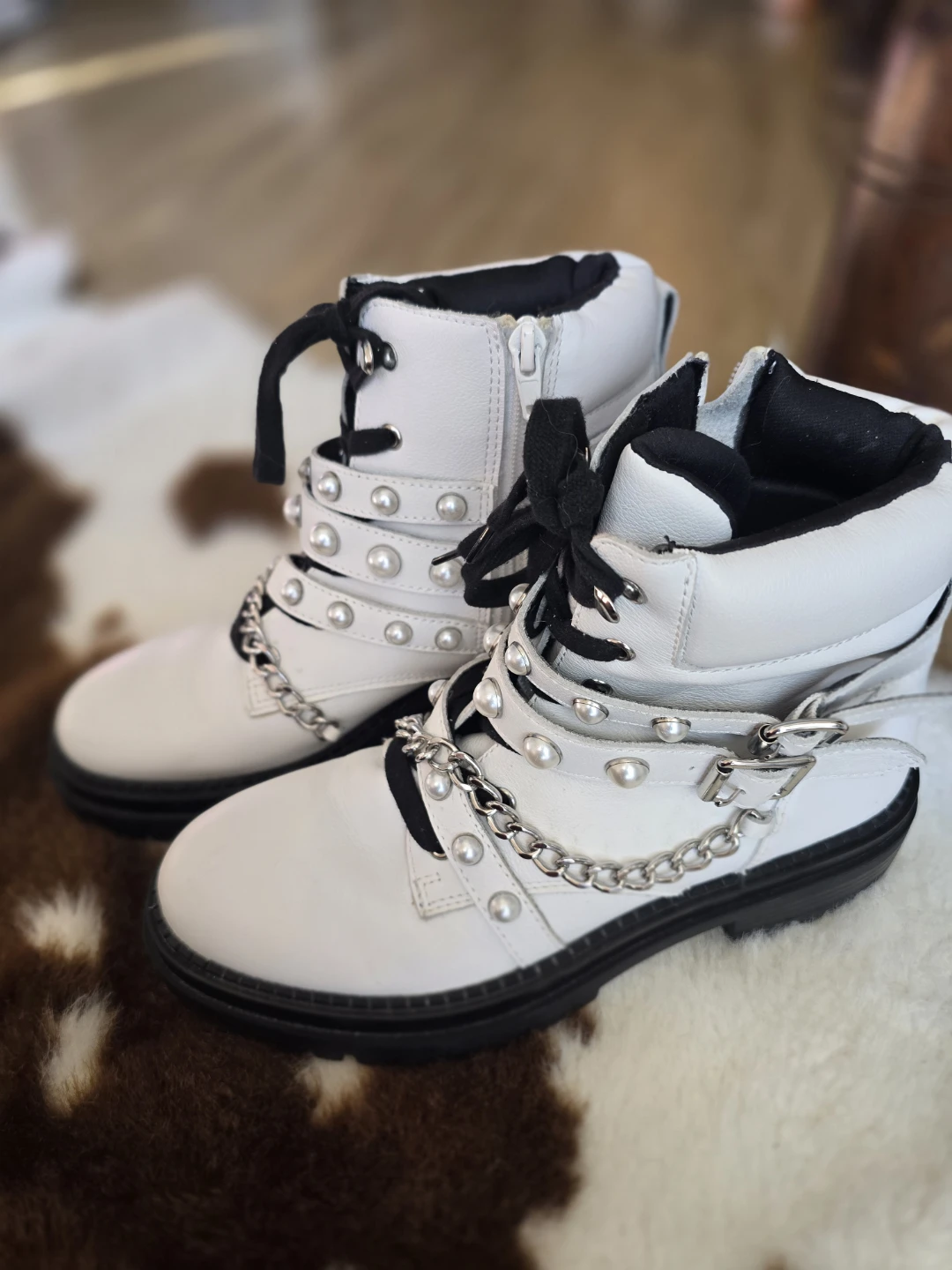 DESIGN LAB White Pearl & Chain Lace-up Boots