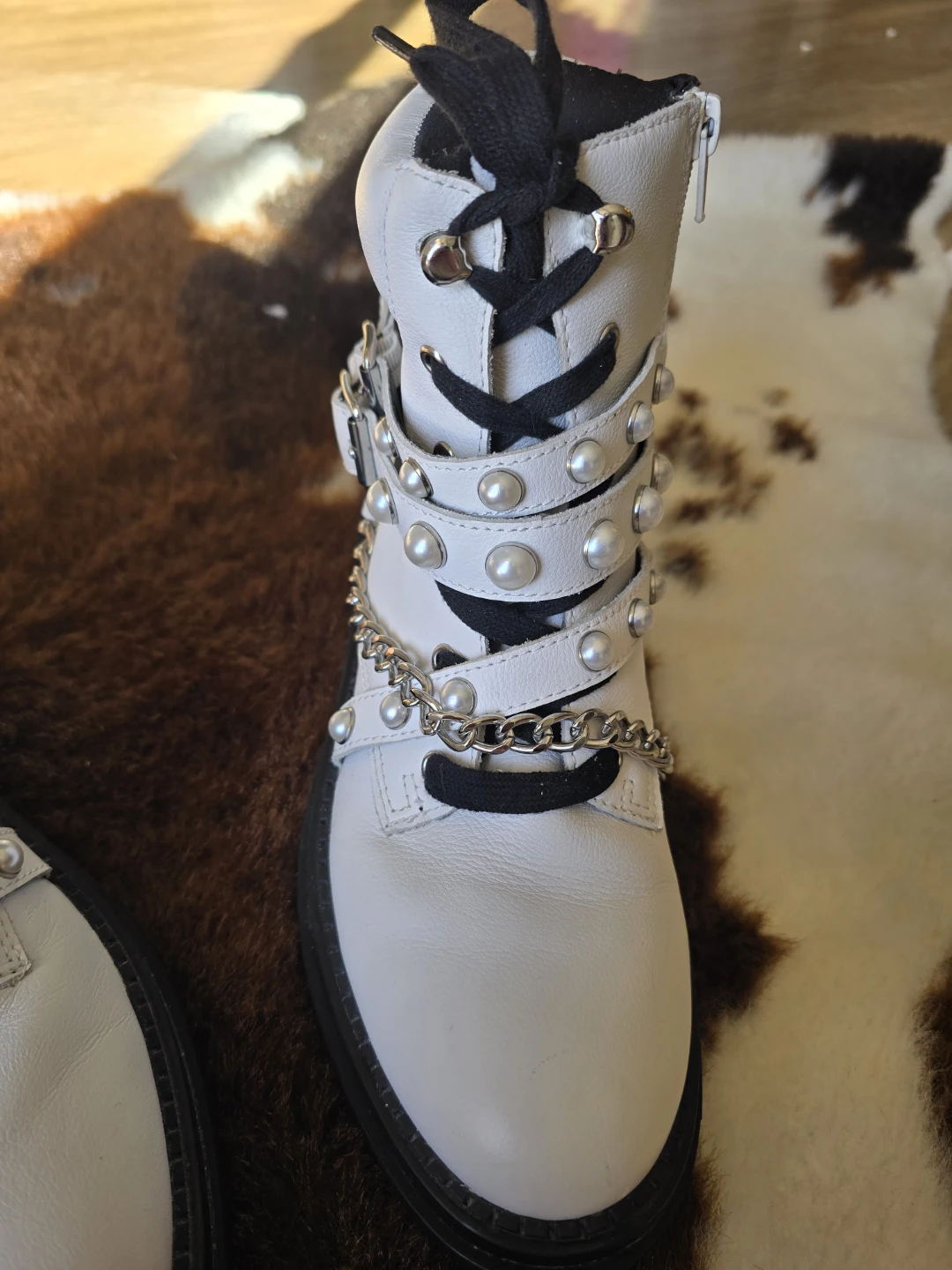DESIGN LAB White Pearl & Chain Lace-up Boots - photo 3
