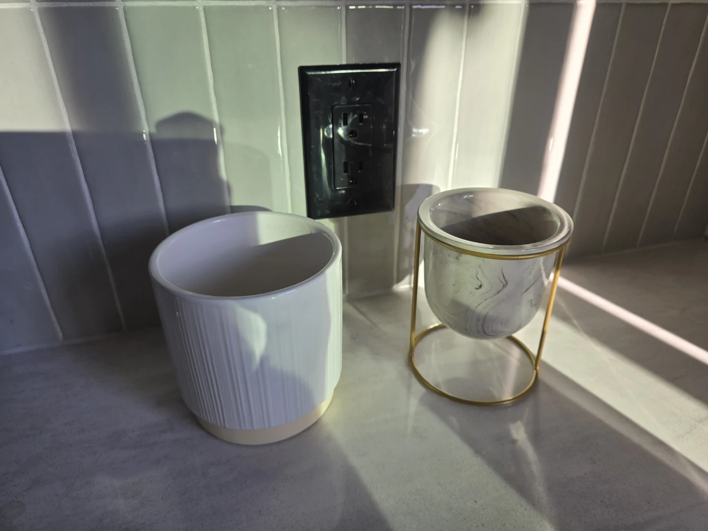 2 cute plant pots - white and gold 🥕
