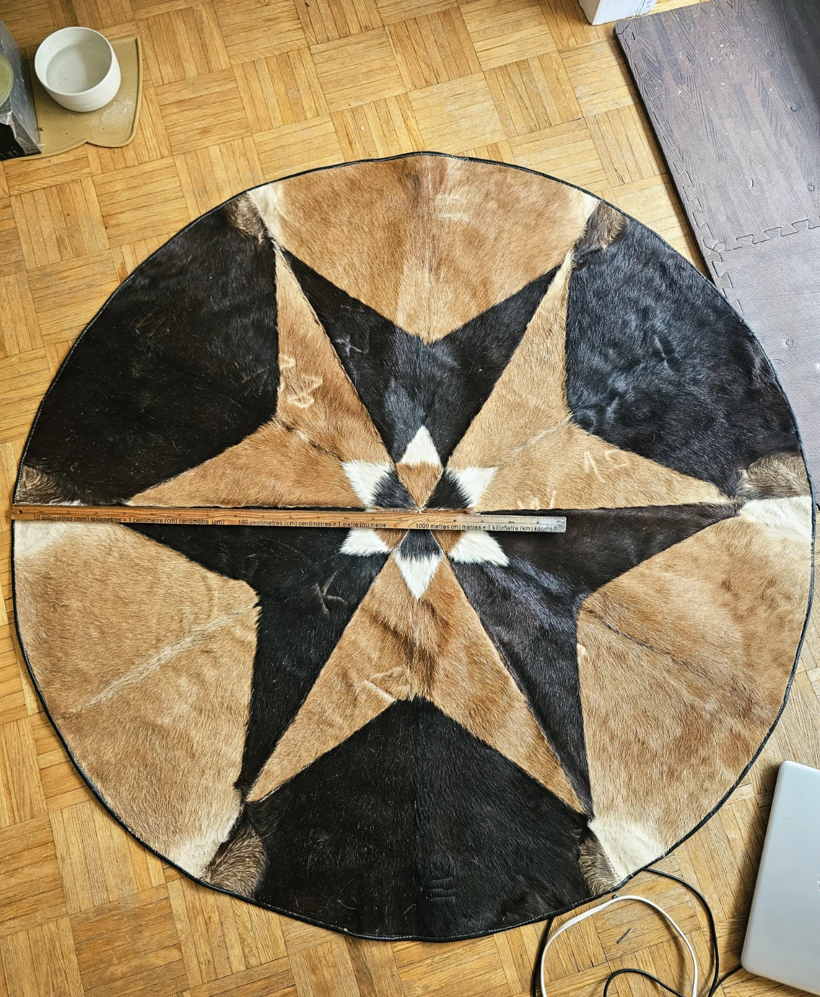 Round Star Pattern Hide Rug