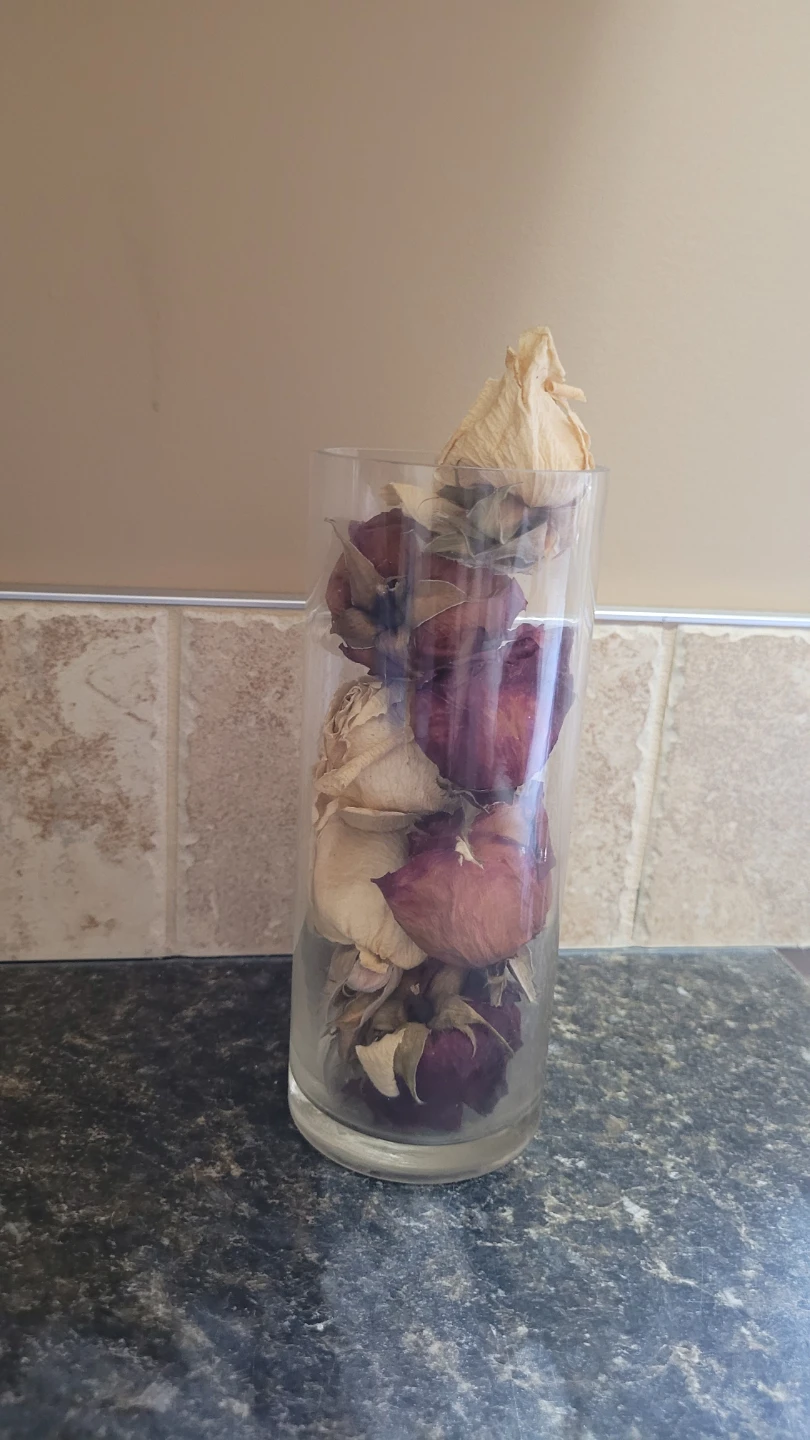 Free  decorative Glass vase with dried roses