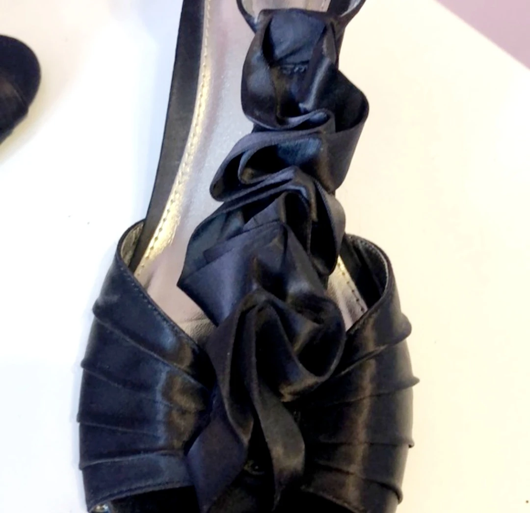 Cause & Effect Black Satin Ruffled Heels Size 10 Brand NEW - photo 4