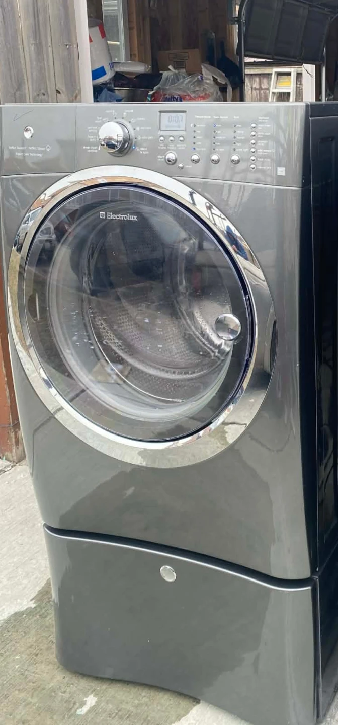 Electrolux Front Load Washer and Dryer Set - photo 3