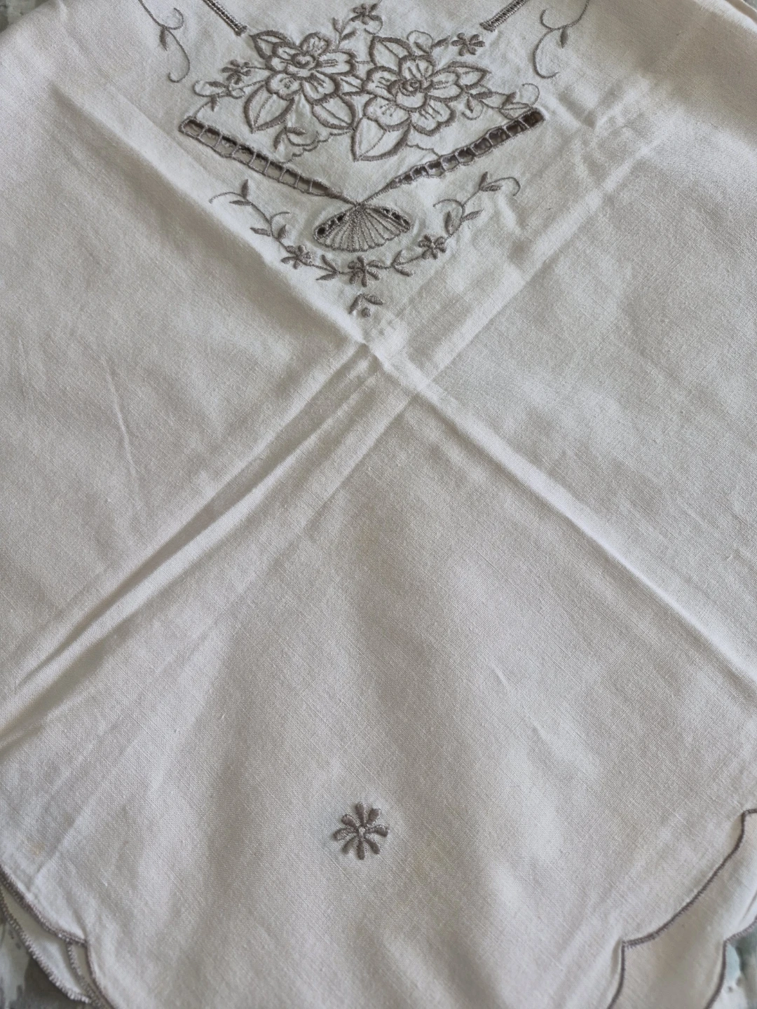 Beautiful Vintage 33" x 33" Embroidered Linen Table - photo 5