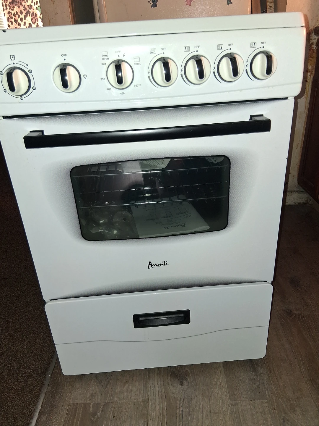 Avanti White Gas Range with Oven