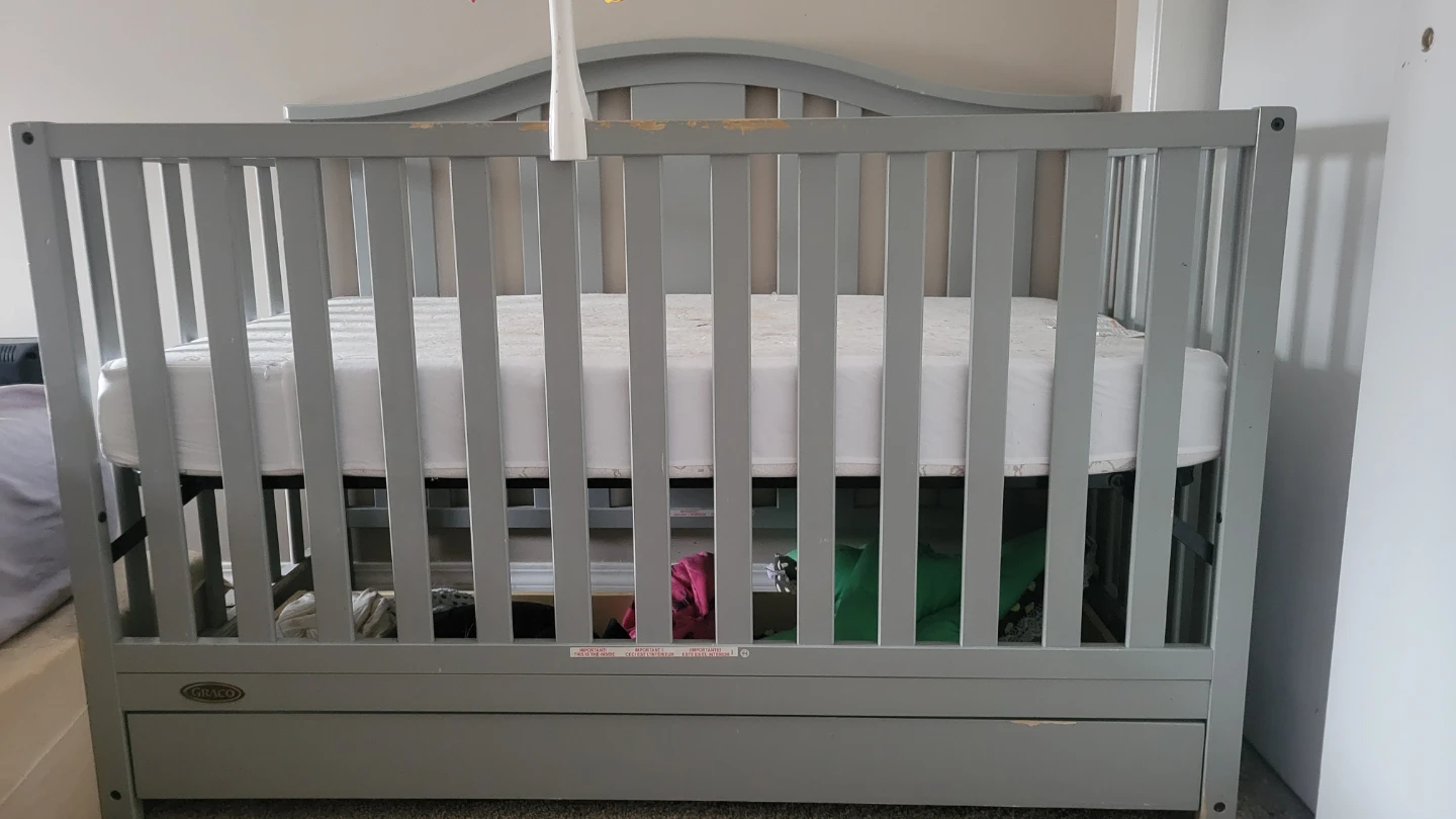 Graco 4 in 1 convertible crib