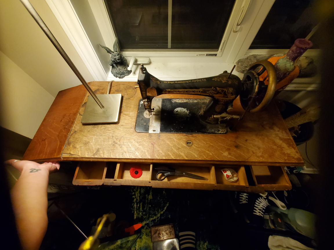Antique  - Wooden Singer Sewing Machine Table 🥕