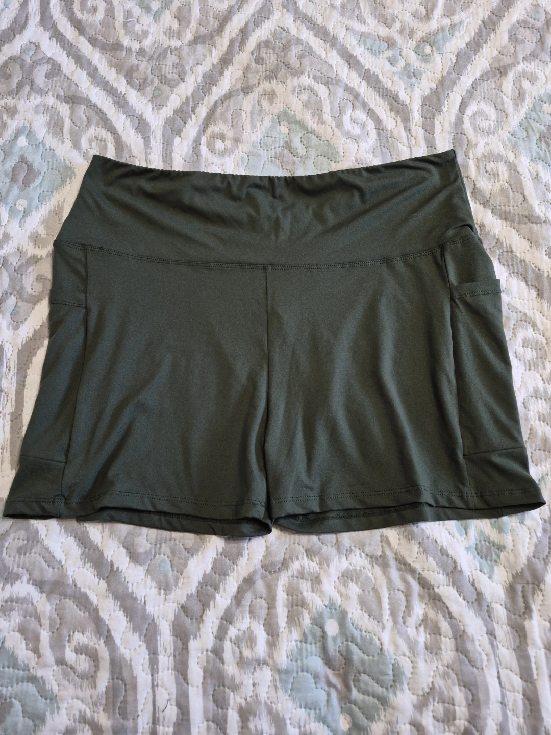 Ladies Size 2XL Light Stretch Shorts with Side Pockets