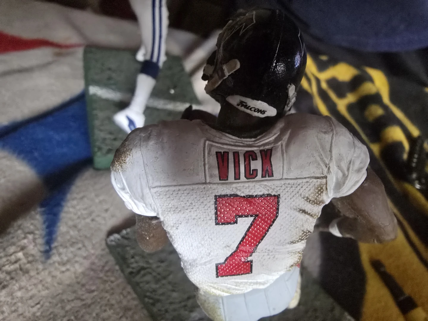 NFL Player Figurines - Vick, Favre, Manning - photo 3