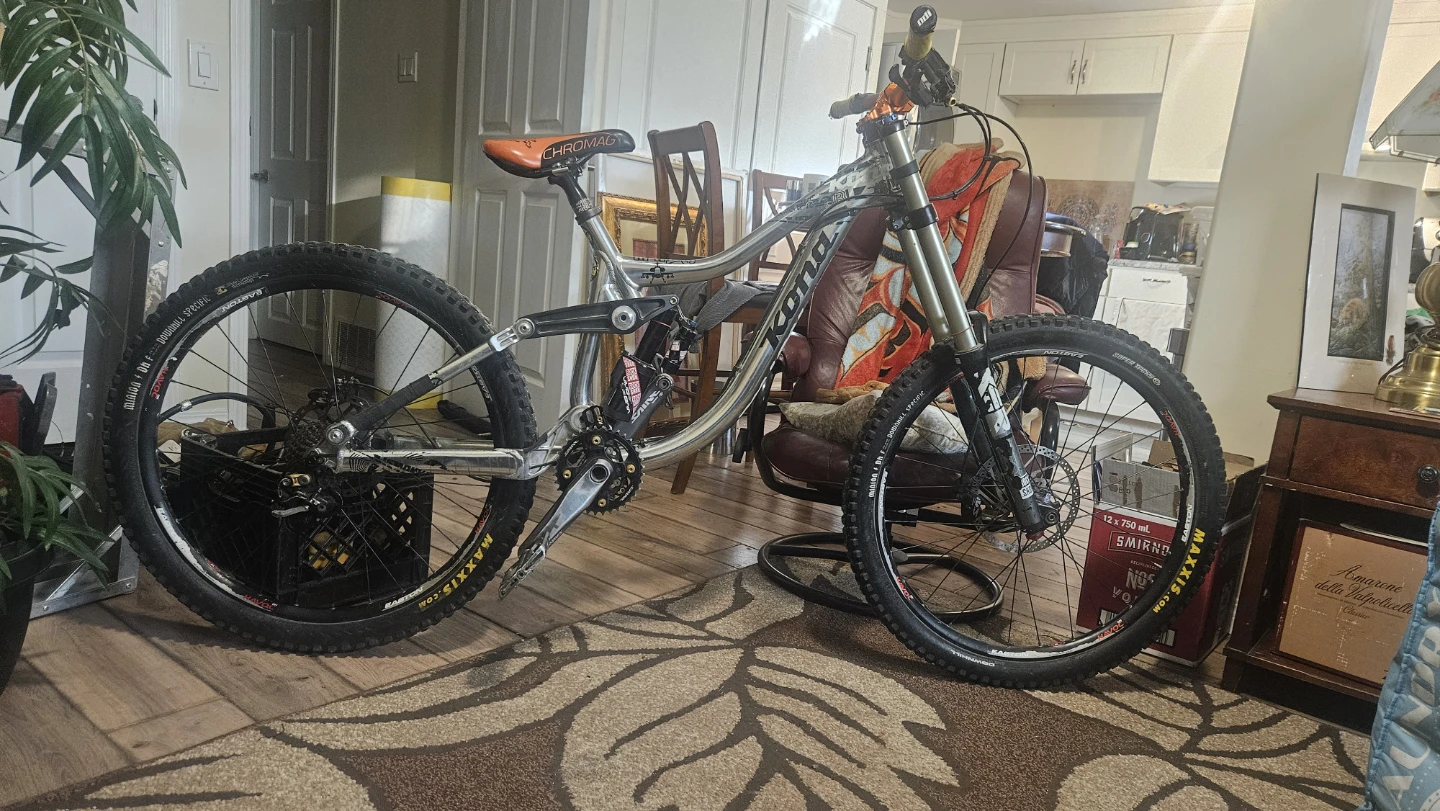 Kona operator Downhill Mountain Bike