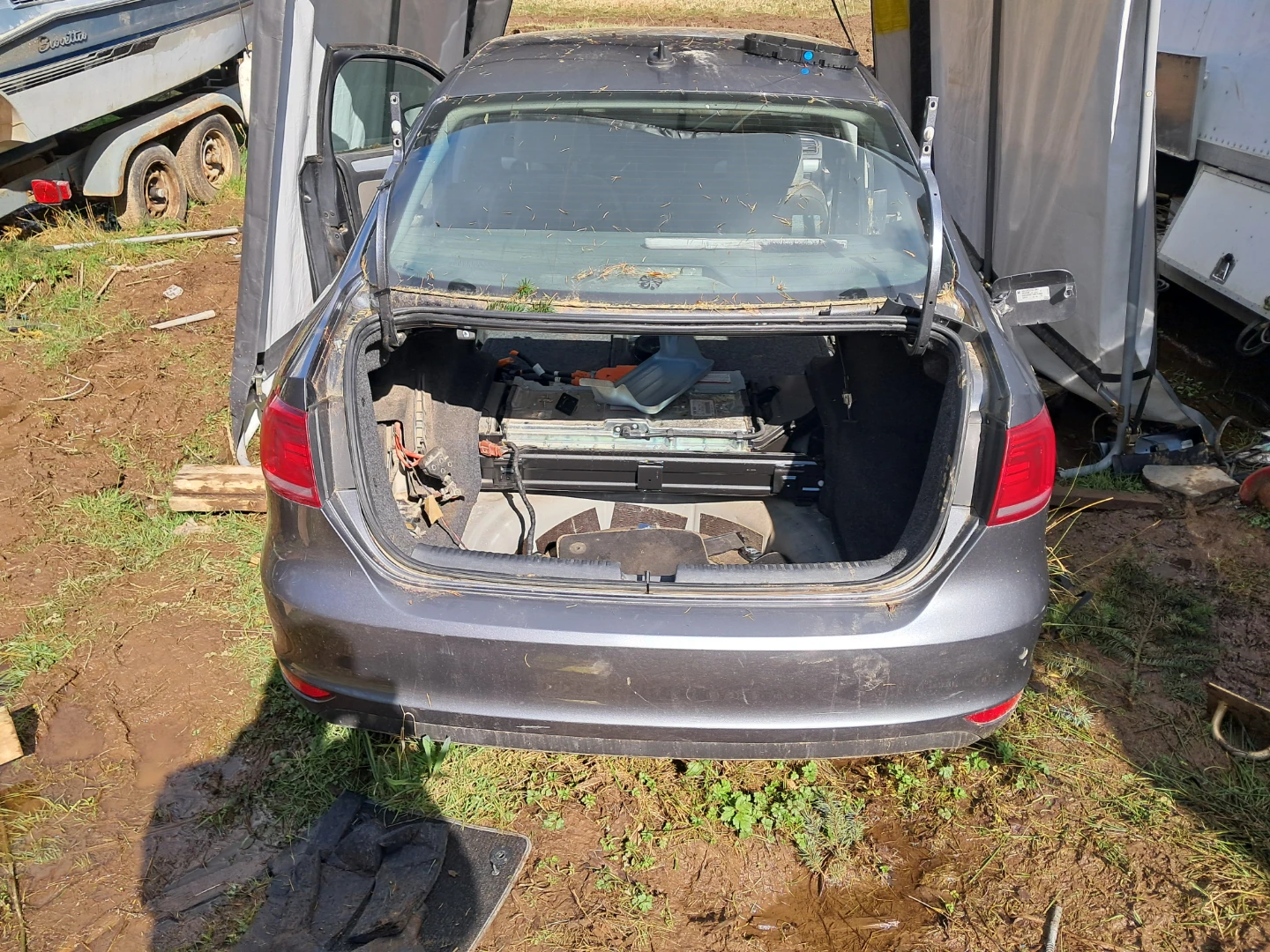2012 Volkswagen Jetta hybrid part out - photo 2