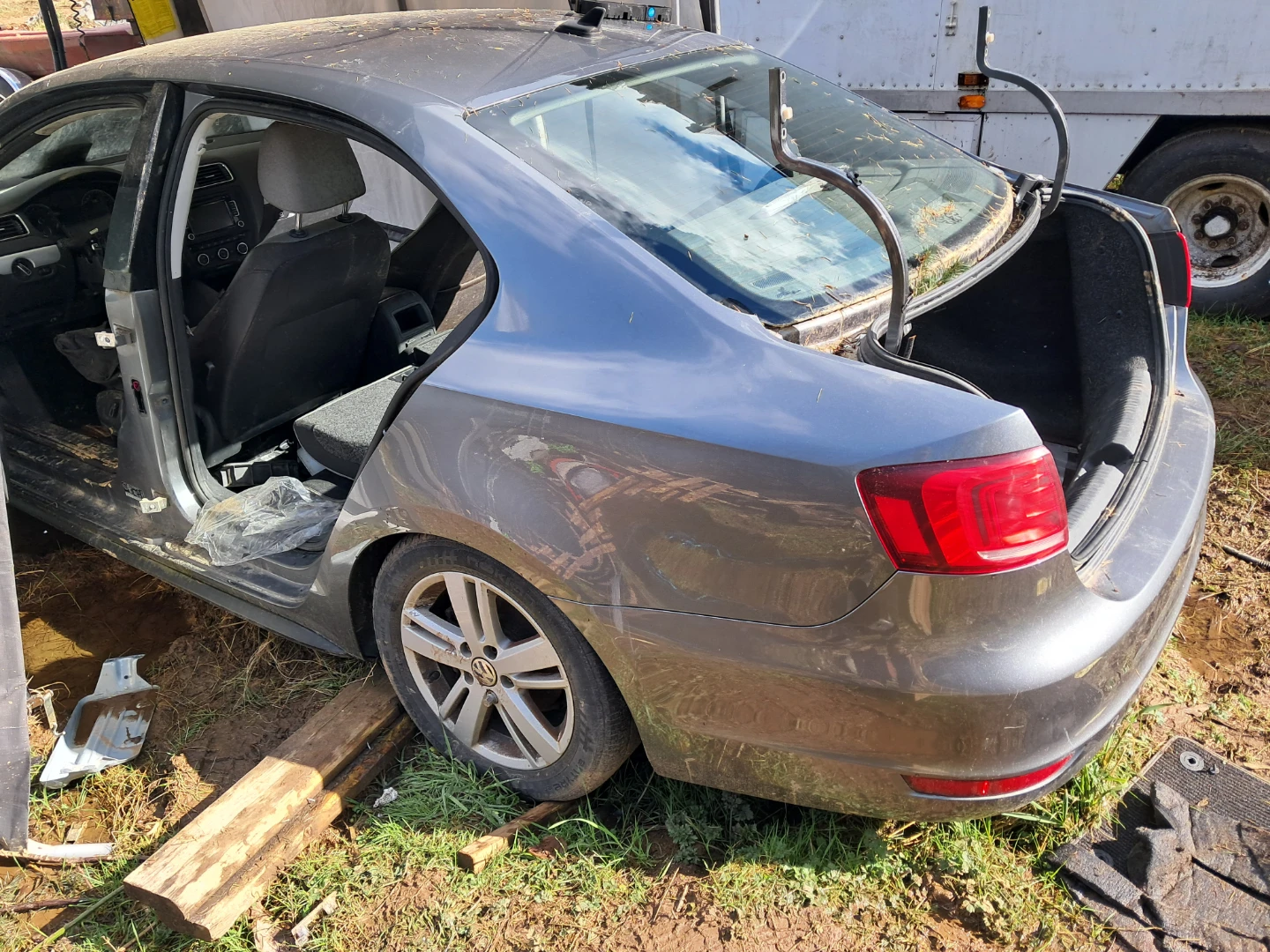 2012 Volkswagen Jetta hybrid part out - photo 3