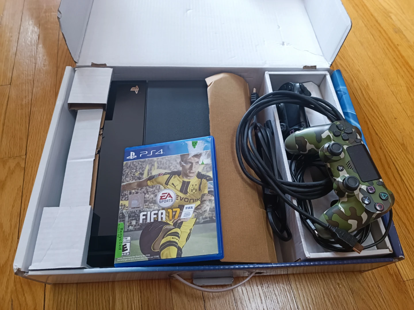 Sony PlayStation 4 gaming console in black with many accessories - photo 3
